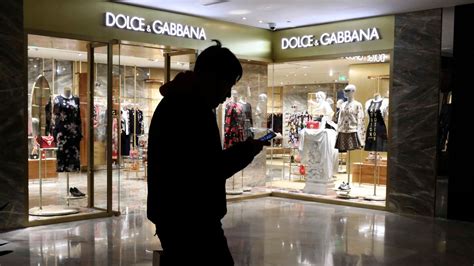 video dolce gabbana stäbchen|Dolce & Gabbana entschuldigt sich für Skandal.